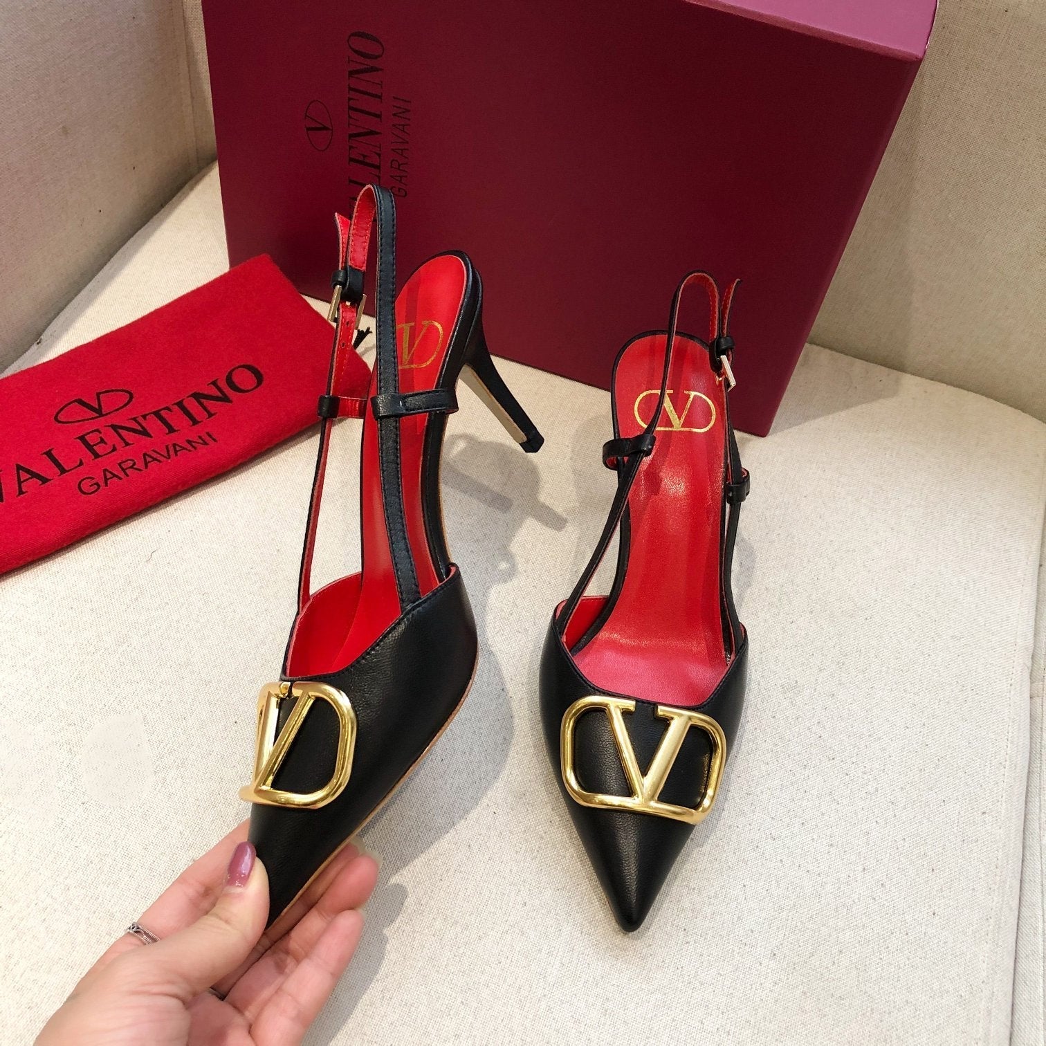 VLOGO SIGNATURE BLACK CALFSKIN HIGH SLINGBACK PUMP 7 CM WITH GOLD LOGO