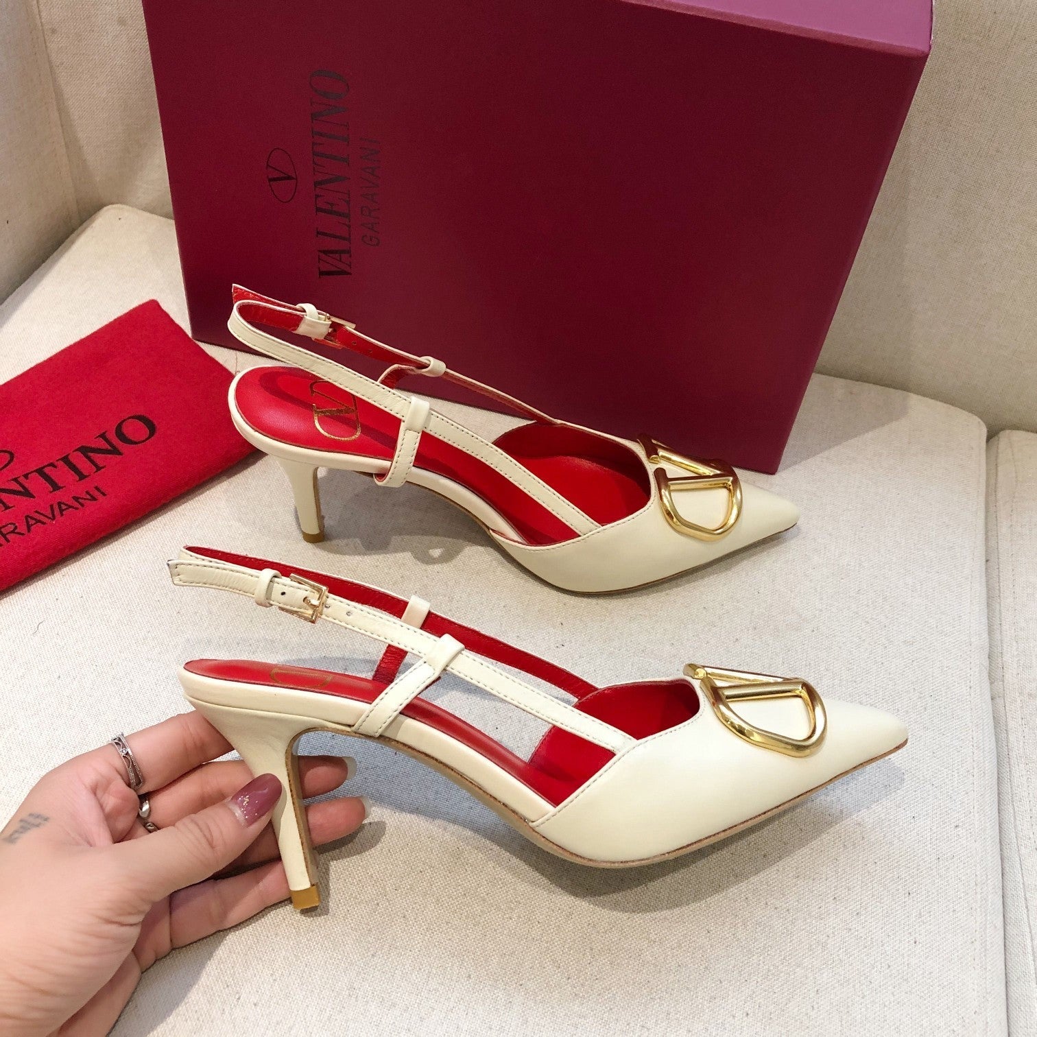 VLOGO SIGNATURE WHITE CALFSKIN HIGH SLINGBACK PUMP 7 CM WITH GOLD LOGO