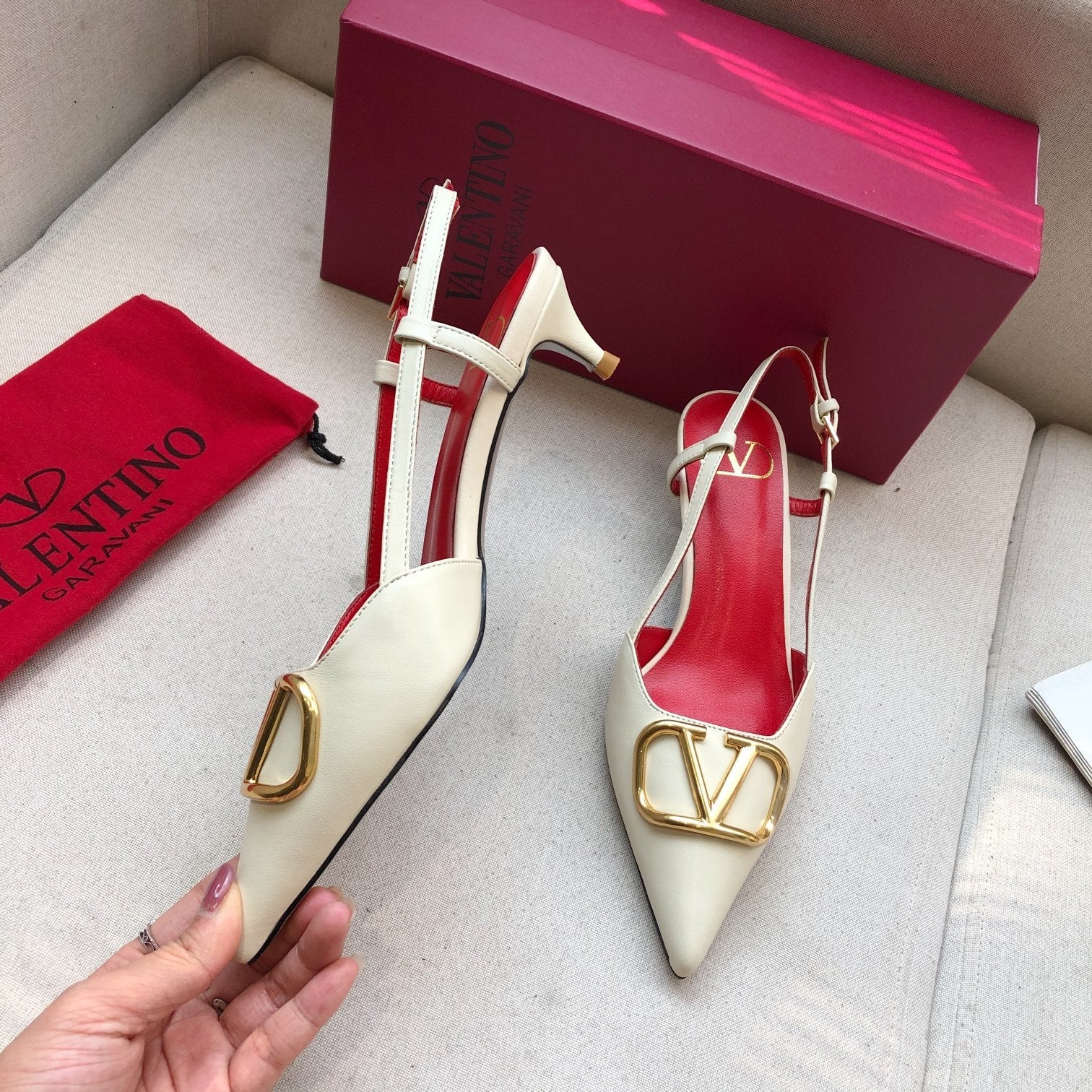VLOGO SIGNATURE WHITE CREAM CALFSKIN HIGH SLINGBACK PUMP 4 CM