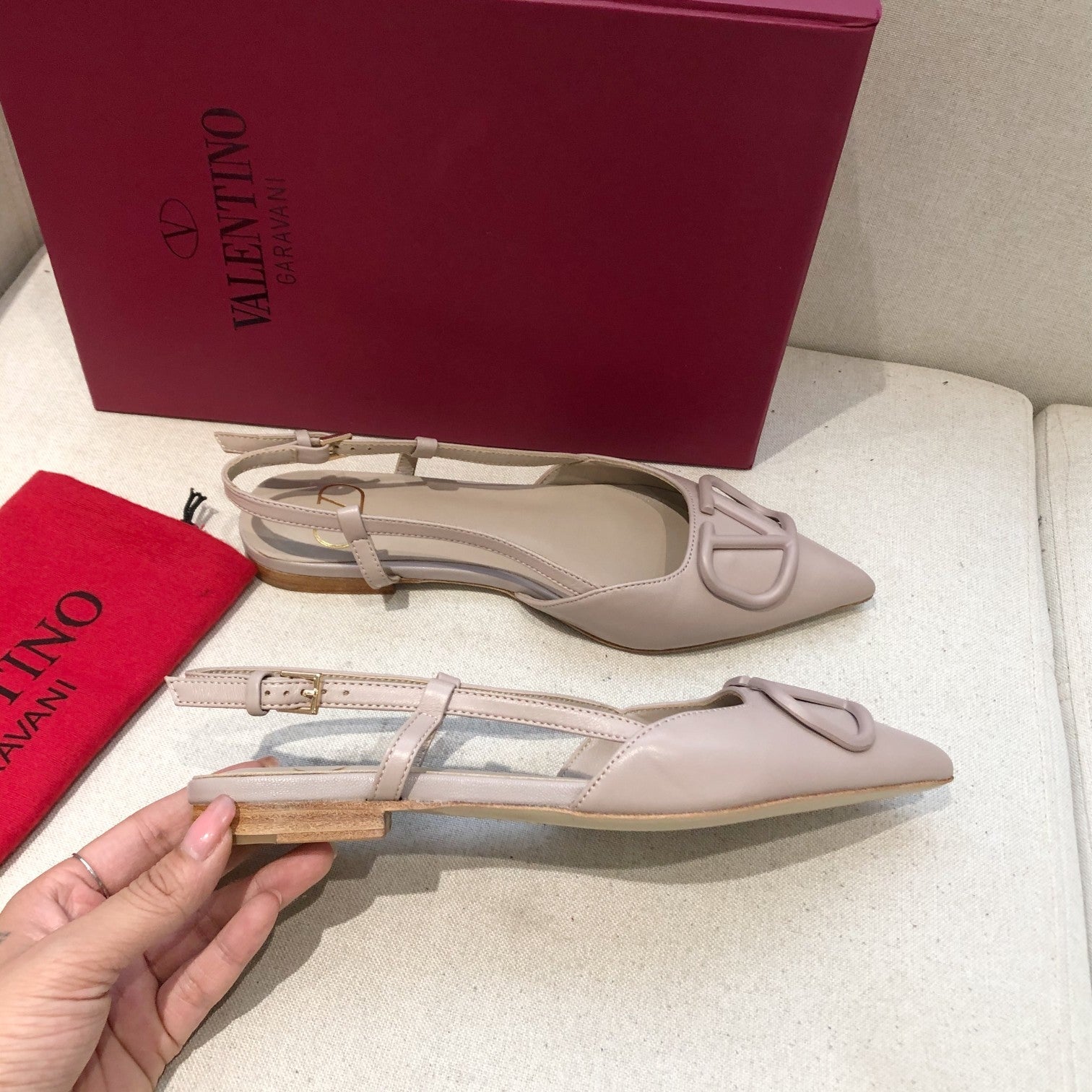 VLOGO SIGNATURE LIGHT PINK CALFSKIN FLAT SLINGBACK PUMP