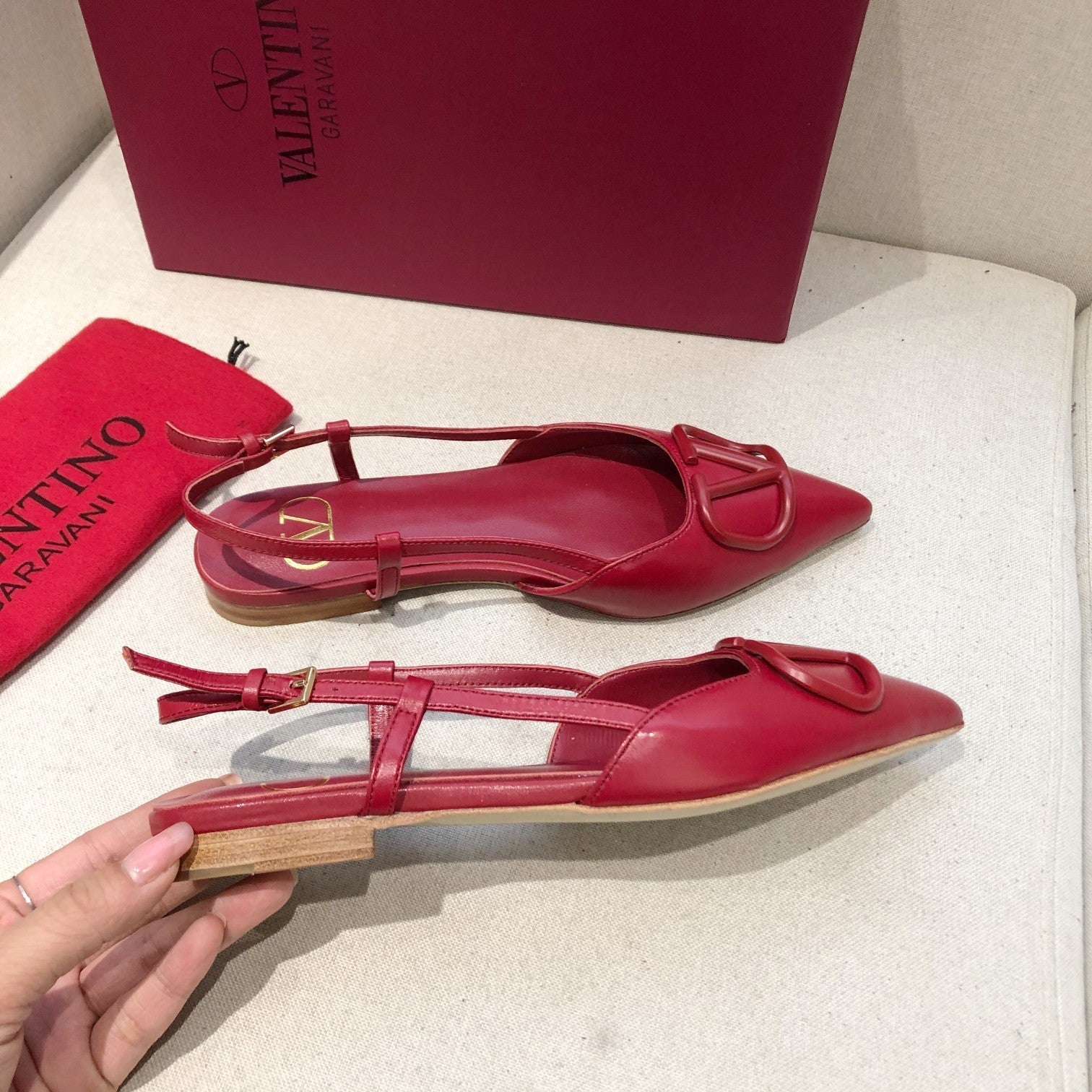 VLOGO SIGNATURE CHERRY RED CALFSKIN FLAT SLINGBACK PUMP