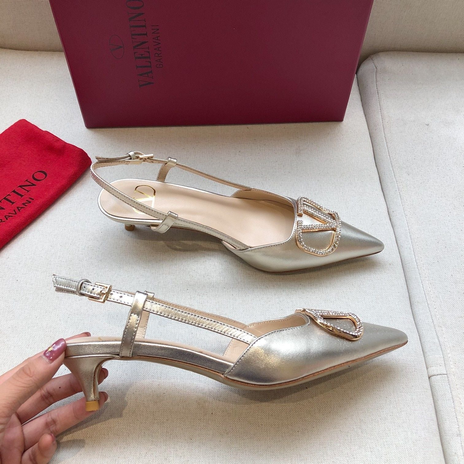 VLOGO SIGNATURE SILVER PATENT LEATHER SLINGBACK PUMP