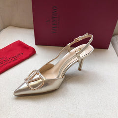VLOGO SIGNATURE SILVER PATENT LEATHER SLINGBACK PUMP