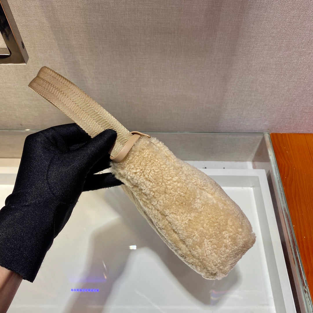 HOBO BAG 23 IN BEIGE SHEARLING