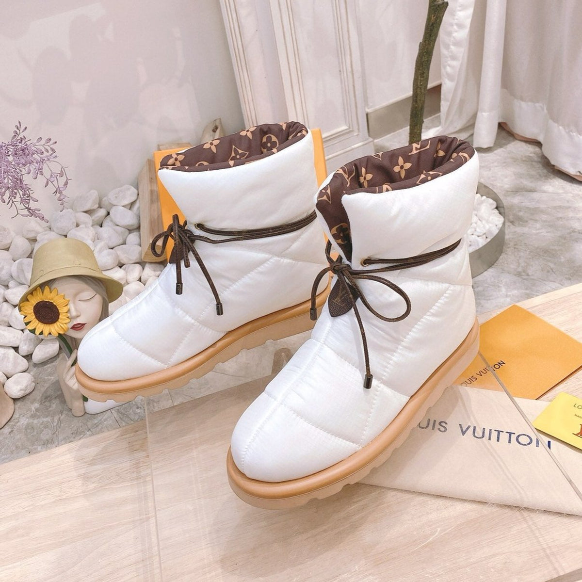 PILLOW COMFORT ANKLE BOOTS IN WHITE NYLON