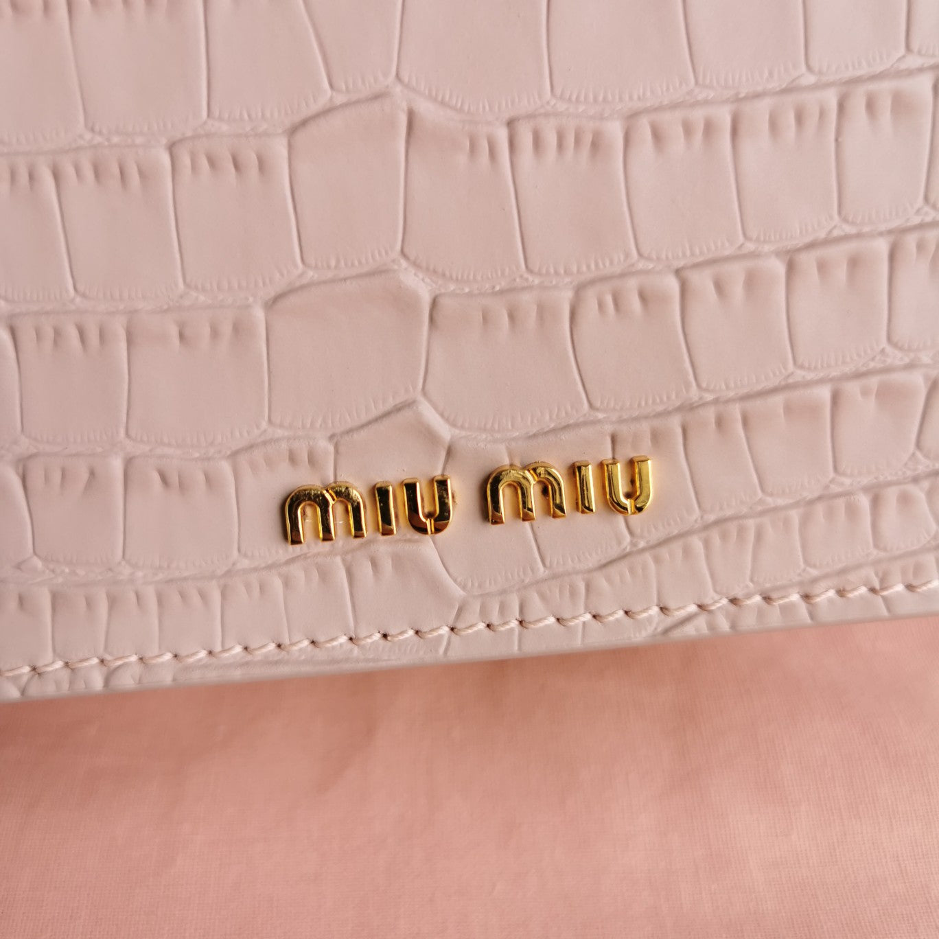 LADY 20 HANDBAG IN CROCODILE PATTERN PINK PASTEL CALFSKIN