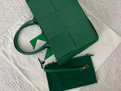SMALL ARCO TOTE 30 IN GREEN PEA LAMBSKIN