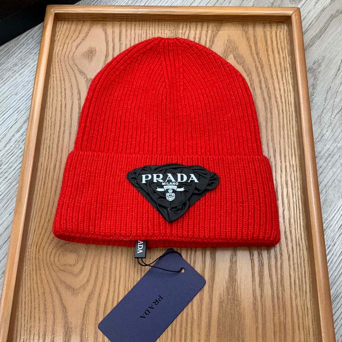 BEANIE HAT IN CHERRY RED WOOL 431358