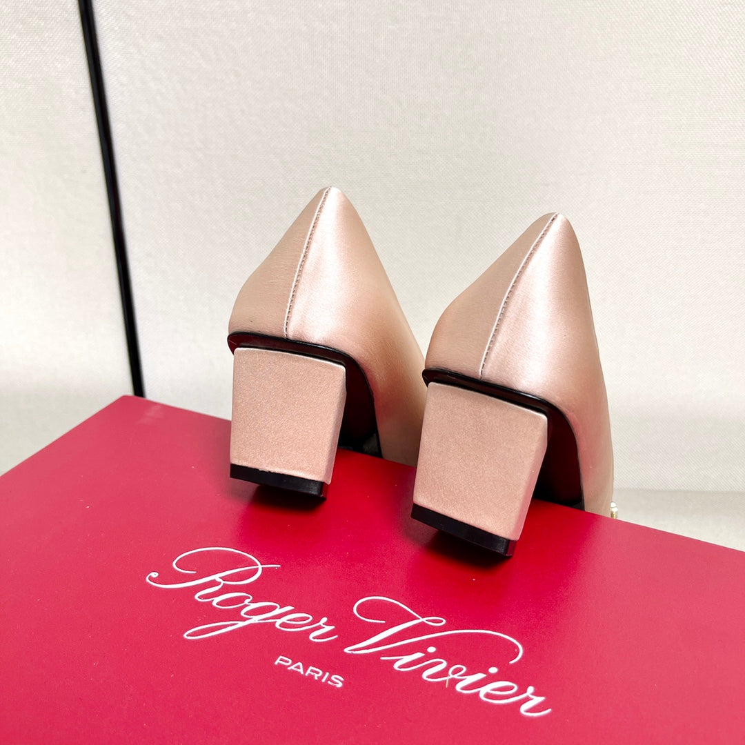 BELLE VIVIER PUMPS IN BEIGE SILK