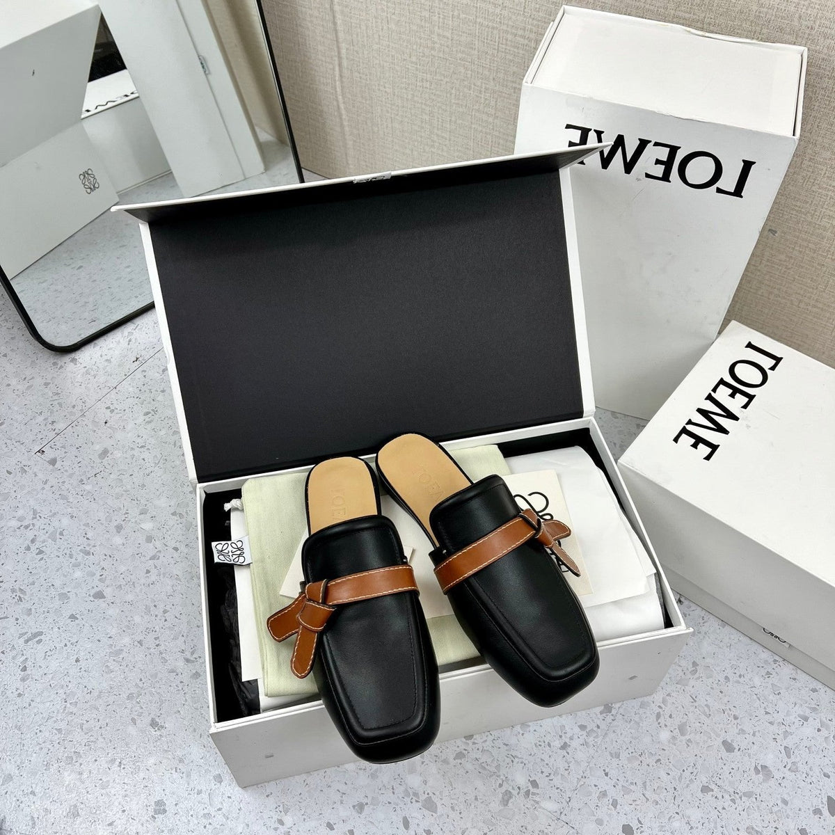 LW GATE BROWN BELTED MULE BLACK CALFSKIN