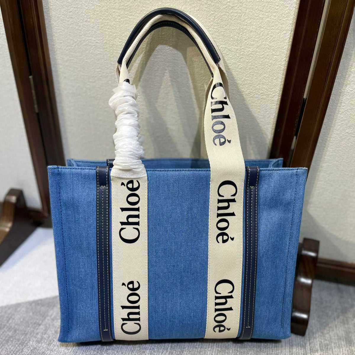 MEDIUM STRAP WOODY TOTE BAG 37 IN BLUE DENIM CANVAS DARK BLUE CALFSKIN