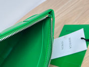 LARGE CASSETTE POUCH 35 IN MALACHITE GREEN CALFSKIN