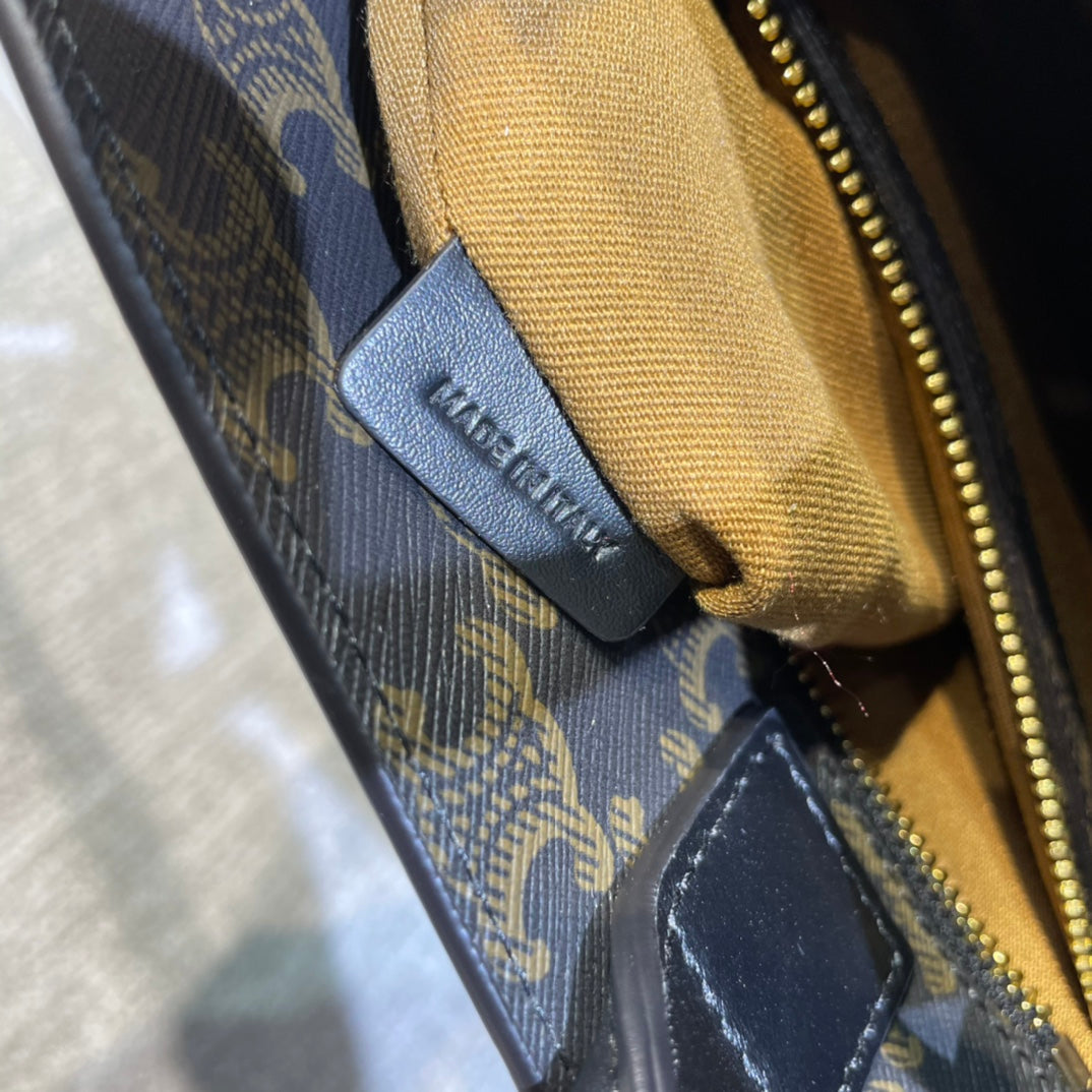 TRIOMPHE  32 BLACK IN PATTERN CALFSKIN