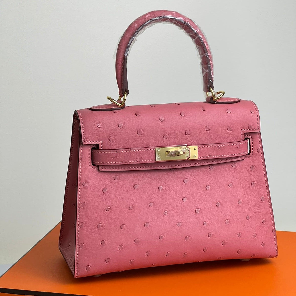 KELLY BAG 20 IN ROUGE PINK OSTRICH LEATHER WITH GOLD HARDWARE