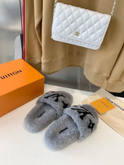 LV WOMEN'S PASEO FLAT SLIPPER IN GREY FLEECE WITH BLACK LOGO