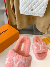 LV WOMEN'S PASEO FLAT SLIPPER IN LIGHT PINK FLEECE WITH WHITE LOGO
