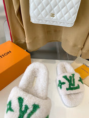 LV WOMEN'S PASEO FLAT SLIPPER IN WHITE FLEECE WITH GREEN LOGO