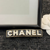 CHANEL 26S CHANEL LOGO LETTER ENAMEL BAR HAIR CLIP IN BLACK ENAMEL AND GOLD METAL 629926