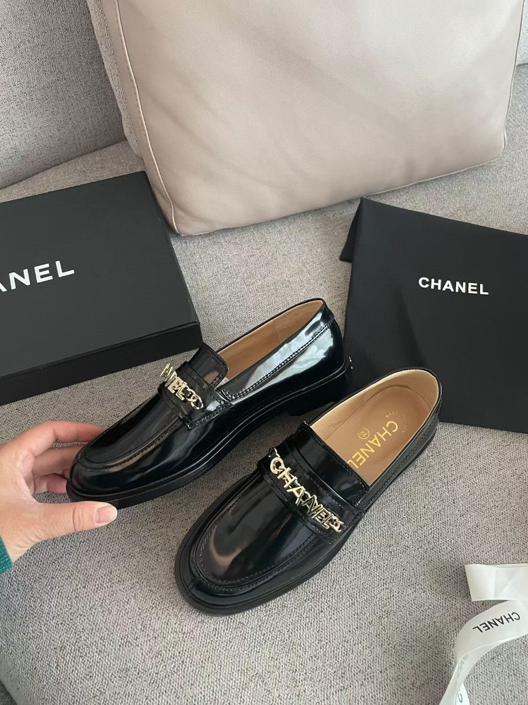 MOCCASINS IN BLACK CALFSKIN GOLD METAL LOGO