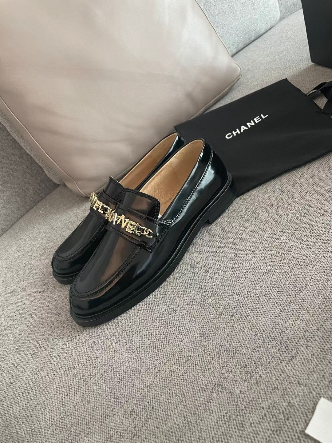 MOCCASINS IN BLACK CALFSKIN GOLD METAL LOGO