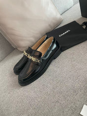 MOCCASINS IN BLACK CALFSKIN GOLD METAL LOGO