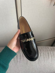 MOCCASINS IN BLACK CALFSKIN GOLD METAL LOGO