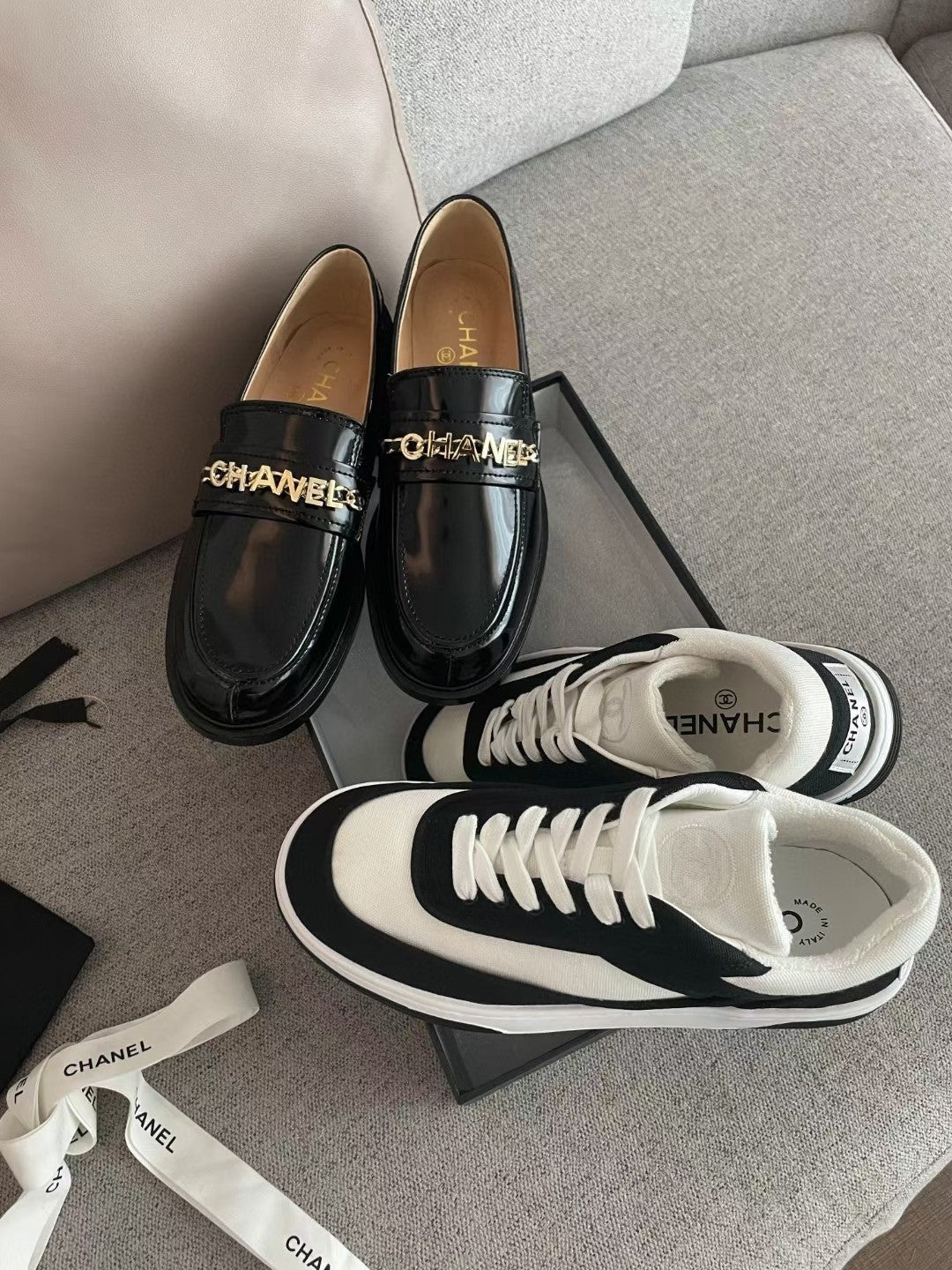 MOCCASINS IN BLACK CALFSKIN GOLD METAL LOGO