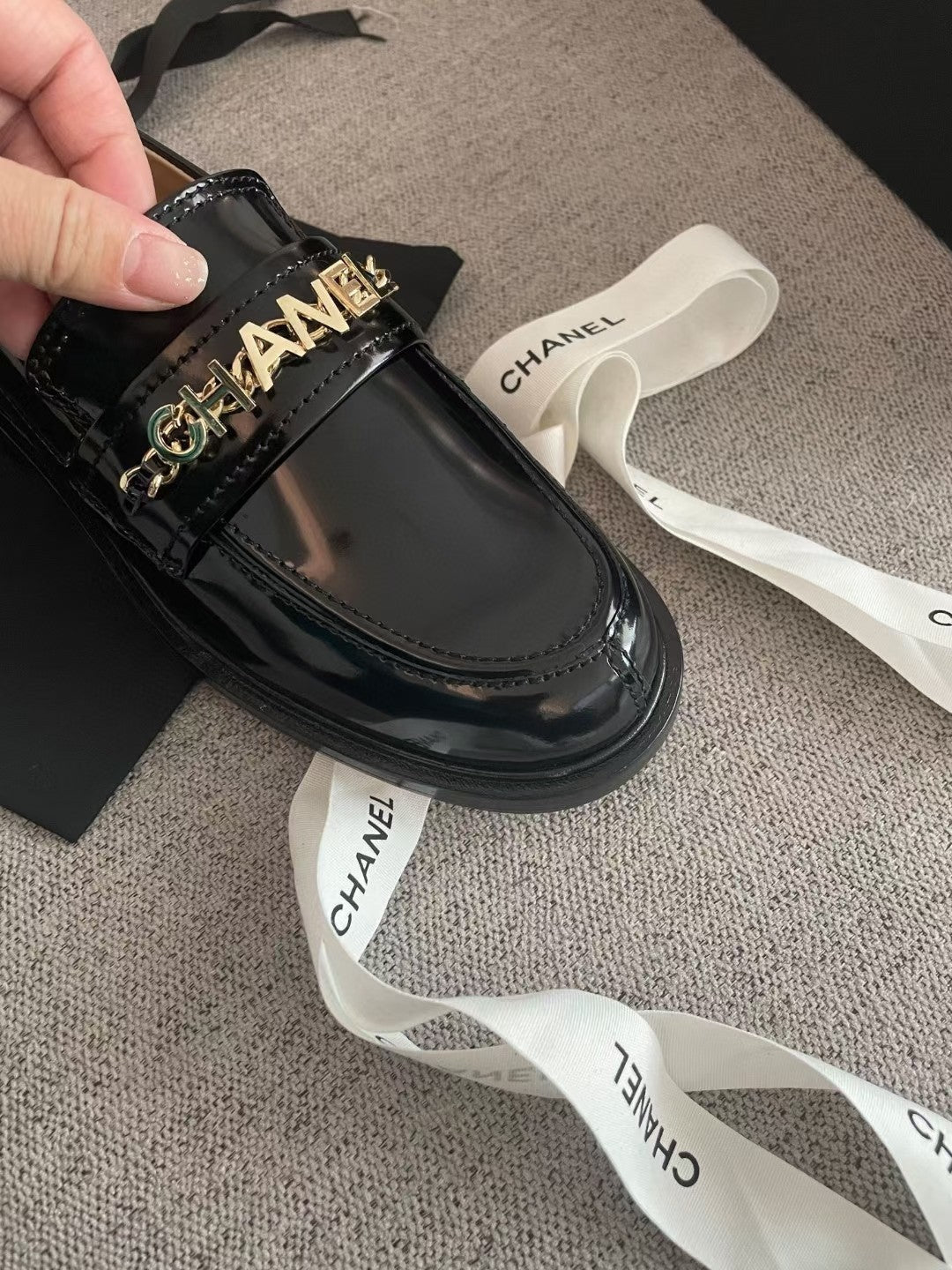 MOCCASINS IN BLACK CALFSKIN GOLD METAL LOGO