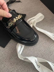 MOCCASINS IN BLACK CALFSKIN GOLD METAL LOGO