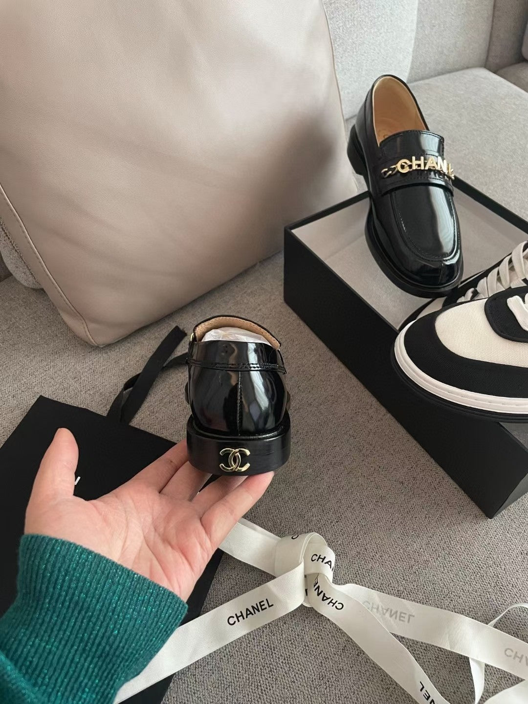 MOCCASINS IN BLACK CALFSKIN GOLD METAL LOGO