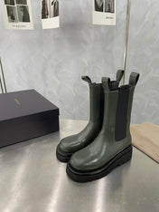 LUG CHELSEA BOOT IN ARMY GREEN CALFSKIN