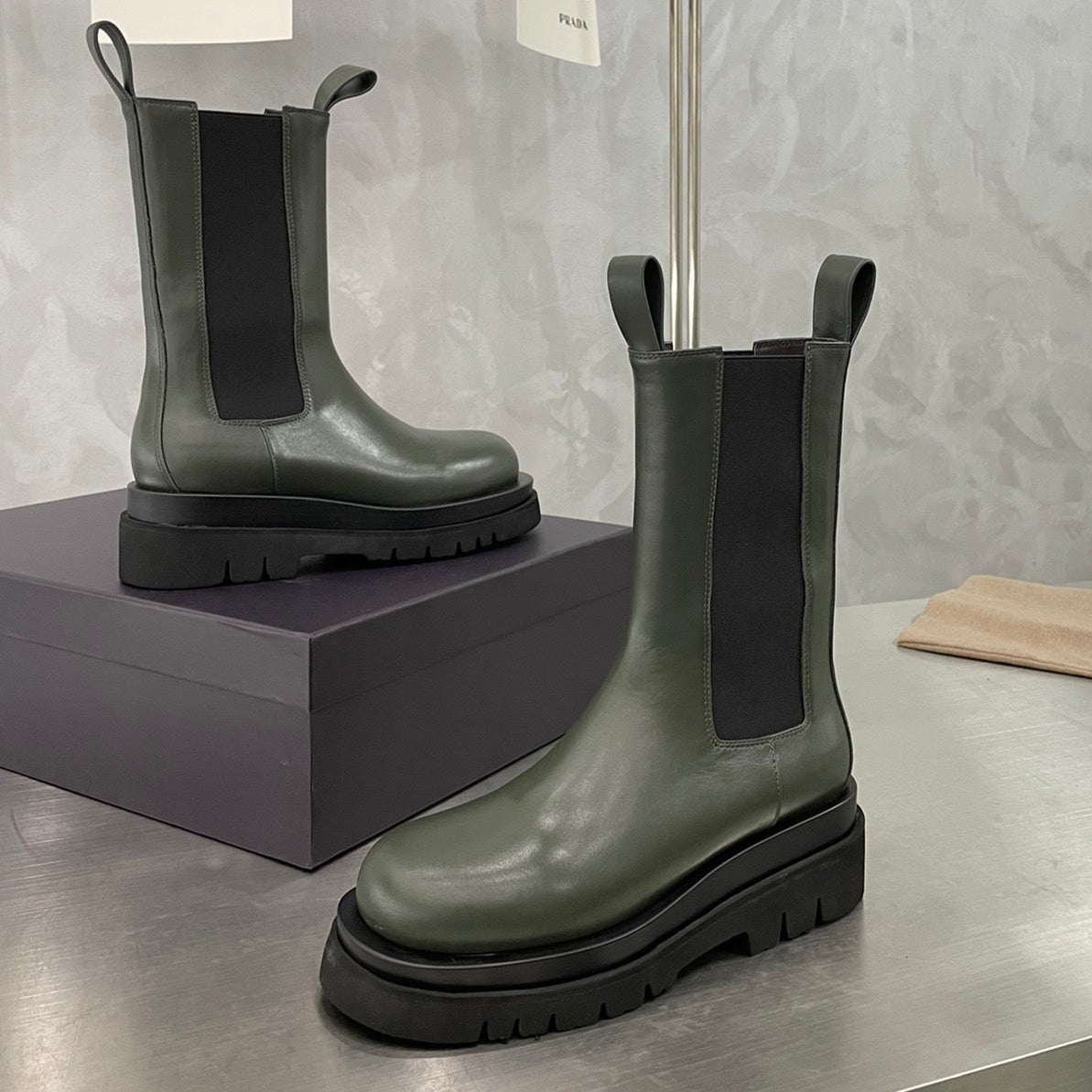 LUG CHELSEA BOOT IN ARMY GREEN CALFSKIN
