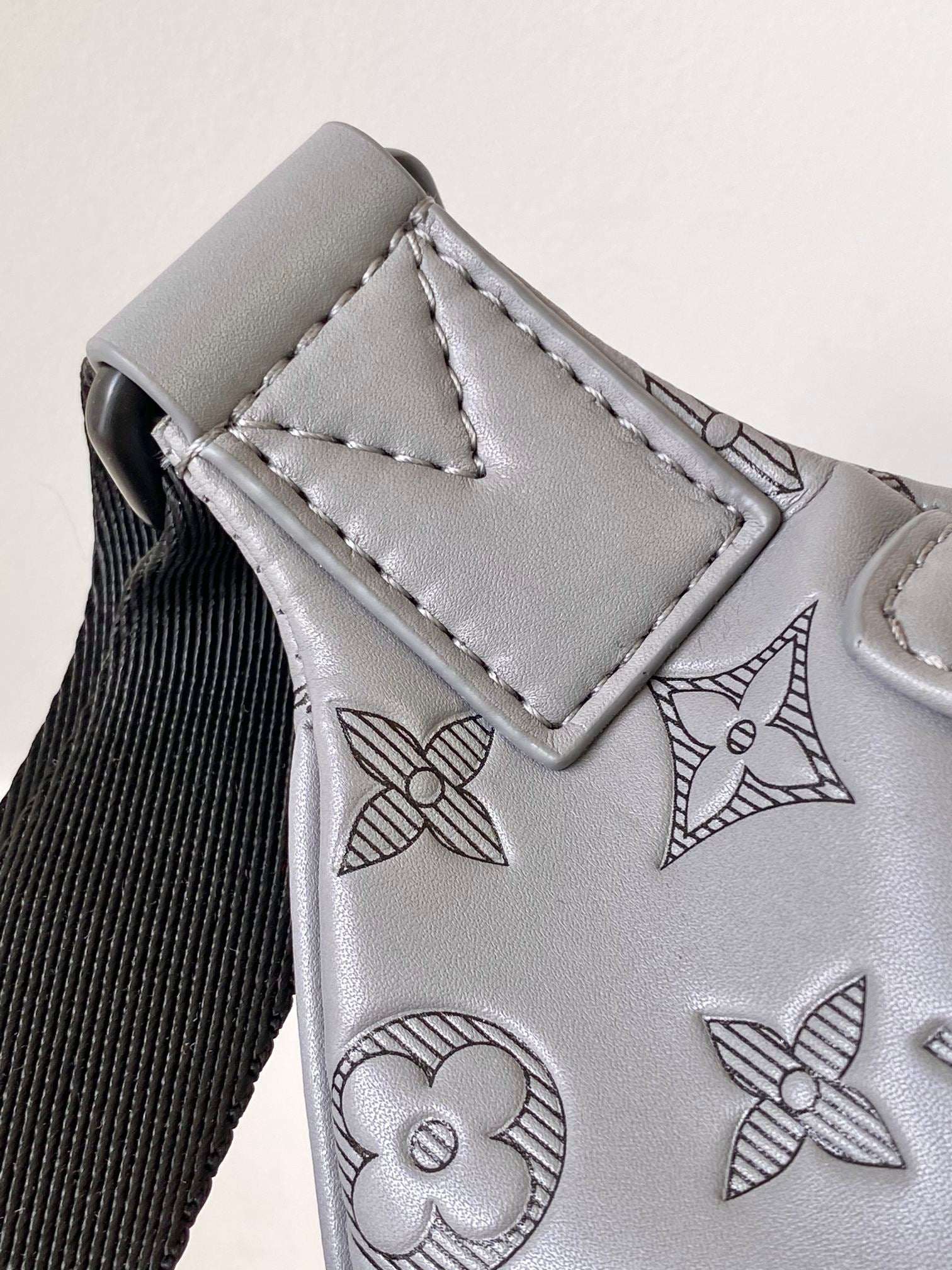 LV 25S DISCOVERY BUMBAG 44 IN TAUPE GRAY EMBOSSED MONOGRAM ECLIPSE CALFSKIN