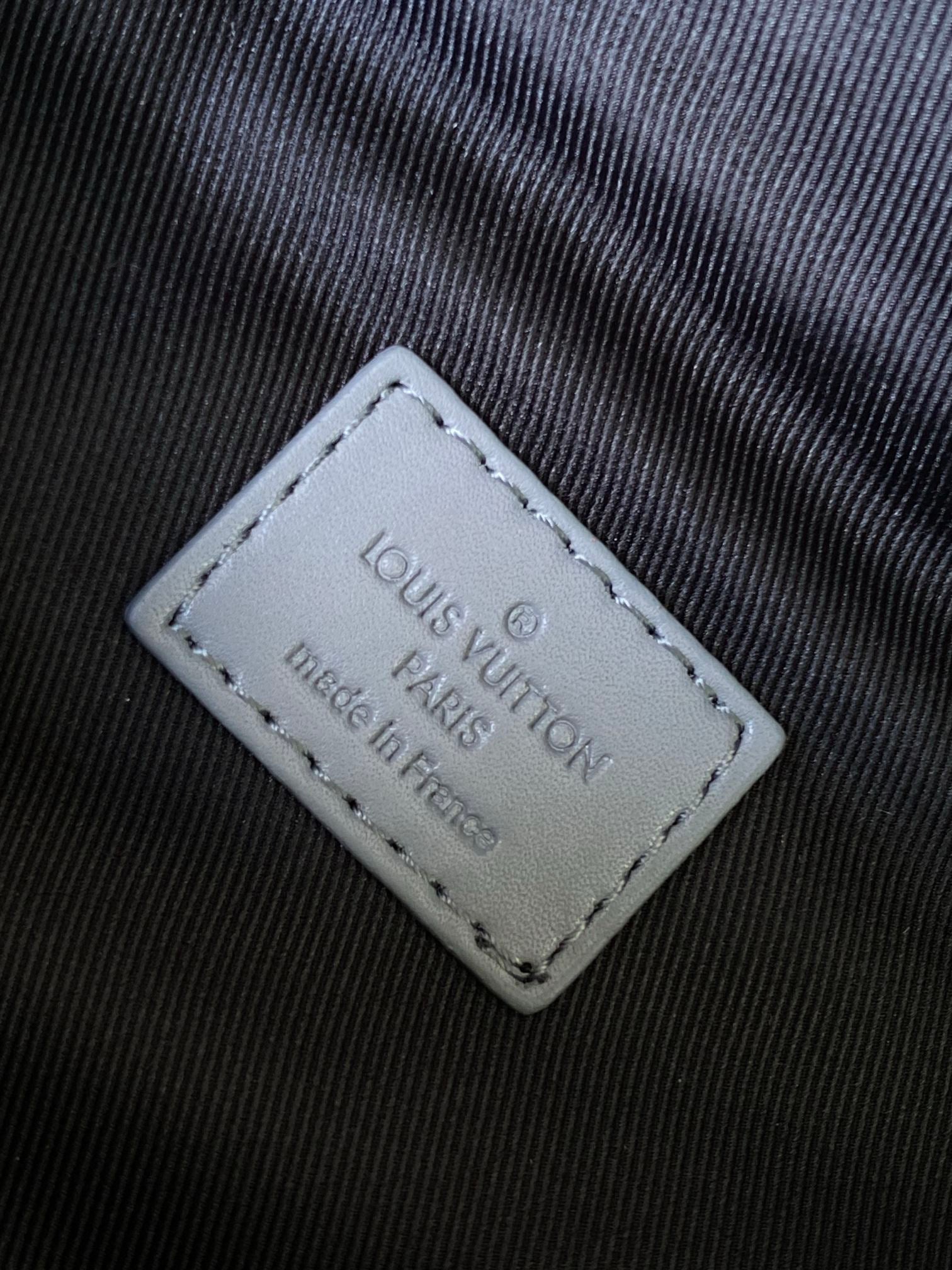 LV 25S DISCOVERY BUMBAG 44 IN TAUPE GRAY EMBOSSED MONOGRAM ECLIPSE CALFSKIN