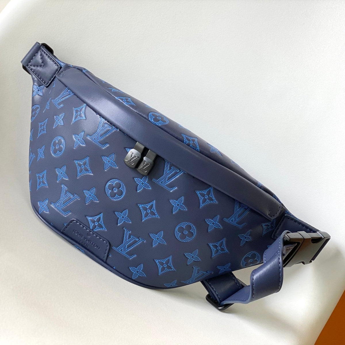 LV 25S DISCOVERY BUMBAG 44 IN DARK BLUE EMBOSSED MONOGRAM ECLIPSE CALFSKIN