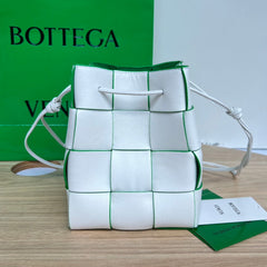 SMALL CASSETTE BUCKET 18 IN WHITE AND GREEN LINING CALFSKIN