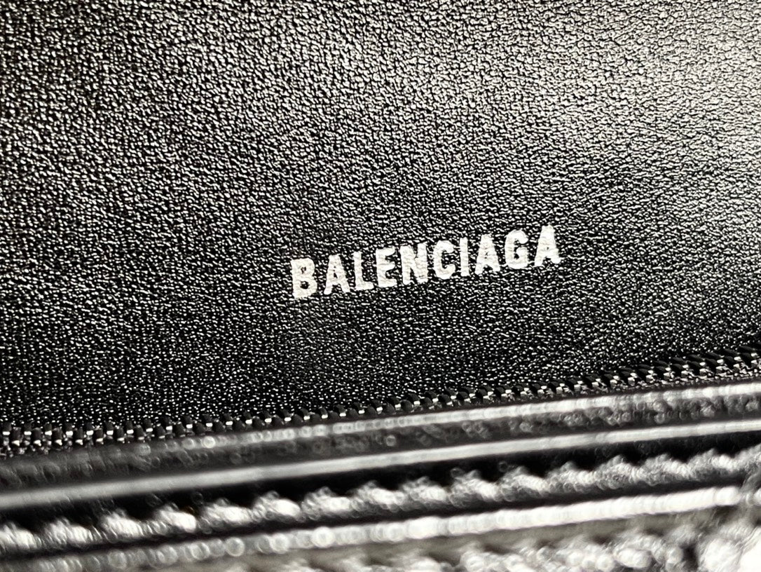 CRUSH MEDIUM CHAIN BAG 31 IN BLACK QUILTED CRUSHED CALFSKIN BLACK HARDWARE