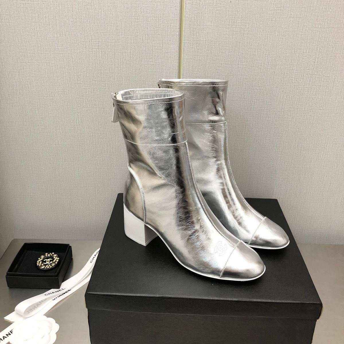 BLOCK HEEL ANKLE BOOTS IN SILVER CALFSKIN
