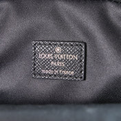 AVENUE SLINGBAG 31 IN BLACK TAIGA LEATHER