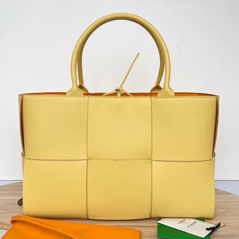 ARCO TOTE 36 IN CHENIN YELLOW CALFSKIN