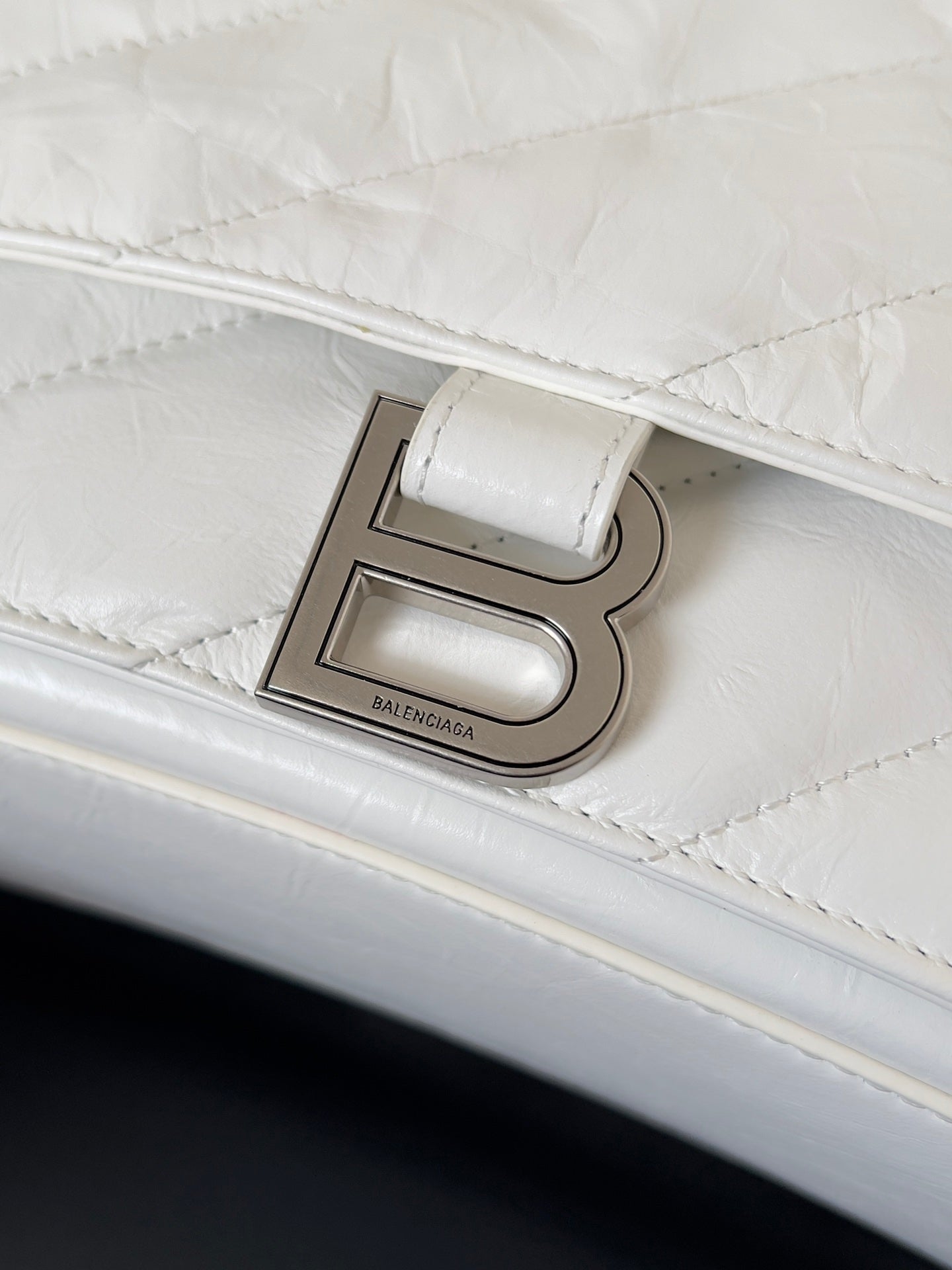 CRUSH CHAINED BAG 32 IN WHITE QUILTED CRUSHED CALFSKIN SILVER HARDWARE