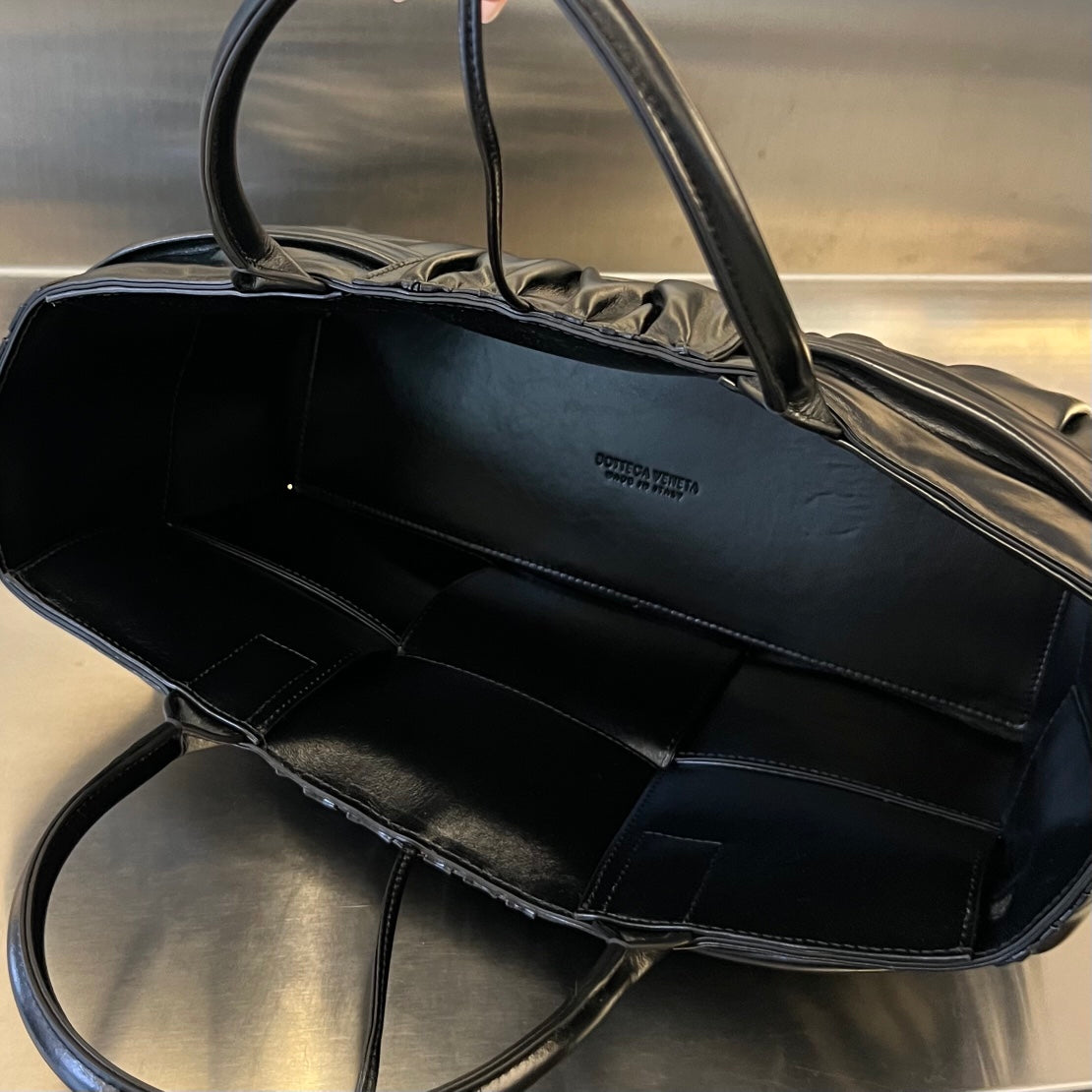 SMALL ARCO TOTE 30 IN BLACK SOFT LAMBSKIN