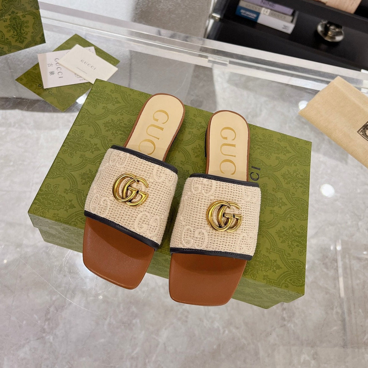 GG EXCLUSIVE SLIDE SANDAL CARAMEL AND CREAM SEDGE