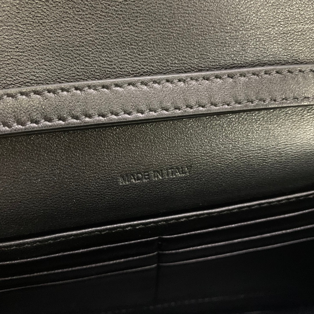 WALLET ON CHAIN MARGO 19 IN BLACK SMOOTH CALFSKIN GOLD HARDWARE