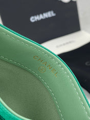 CC CARD HOLDER 19.5 EMERALD GRAINED CALFSKIN GOLD ICON