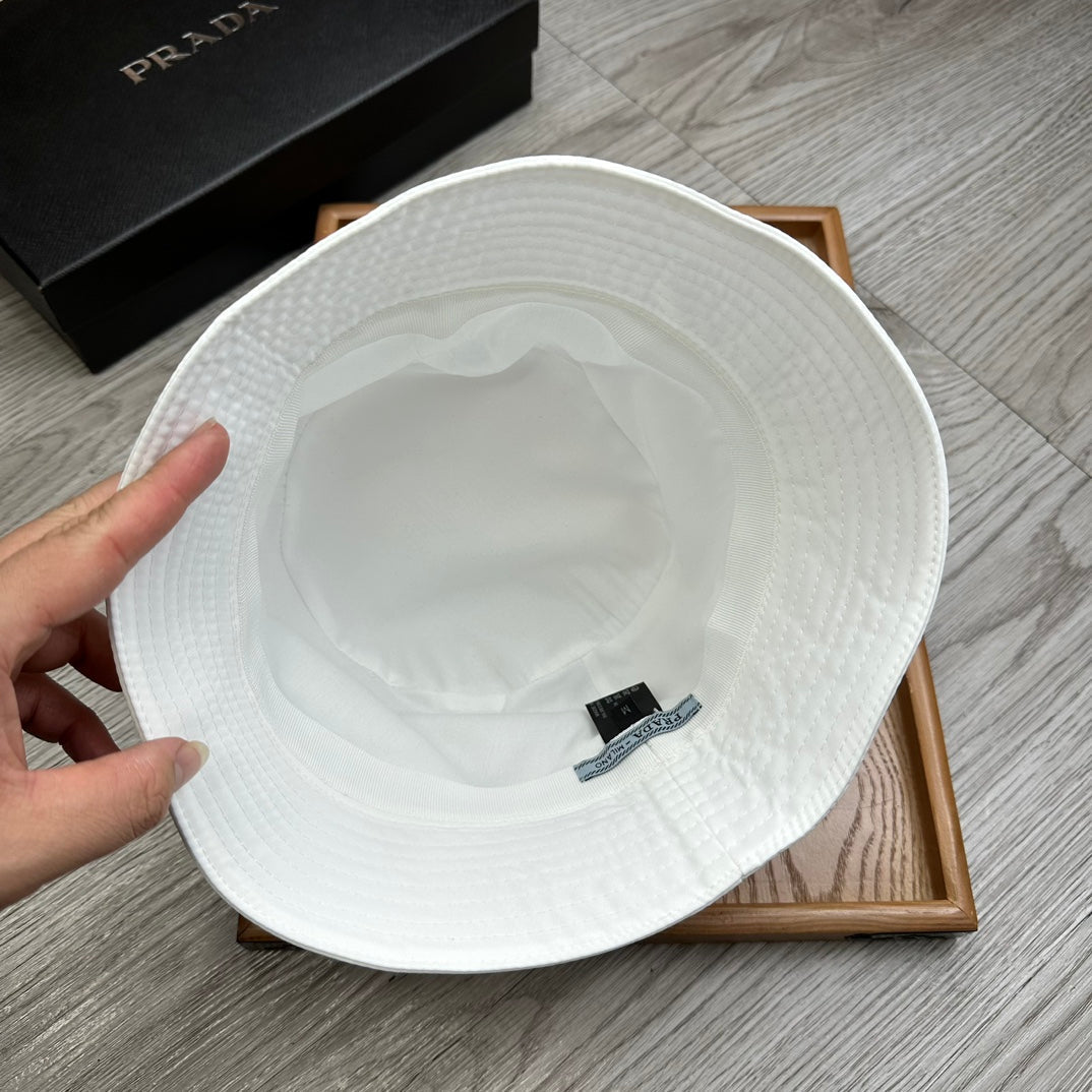 BUCKET HAT IN WHITE RE-NYLON 741389