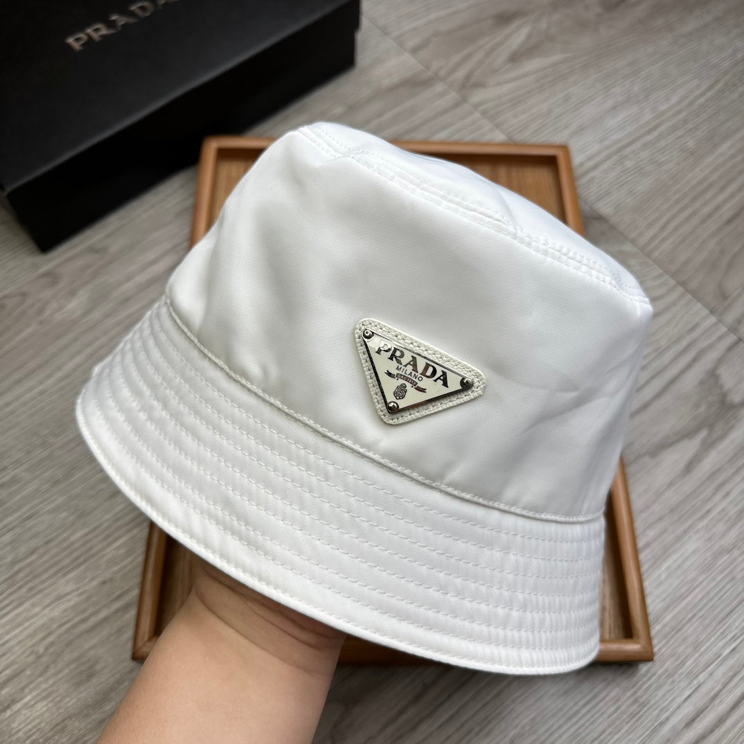 BUCKET HAT IN WHITE RE-NYLON 741389