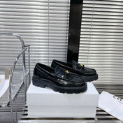 MARGARET CHUNKY LOAFER WITH FRINGES AND TRIOMPHE CHAIN IN POLISHED BULL GLOSSY BLACK