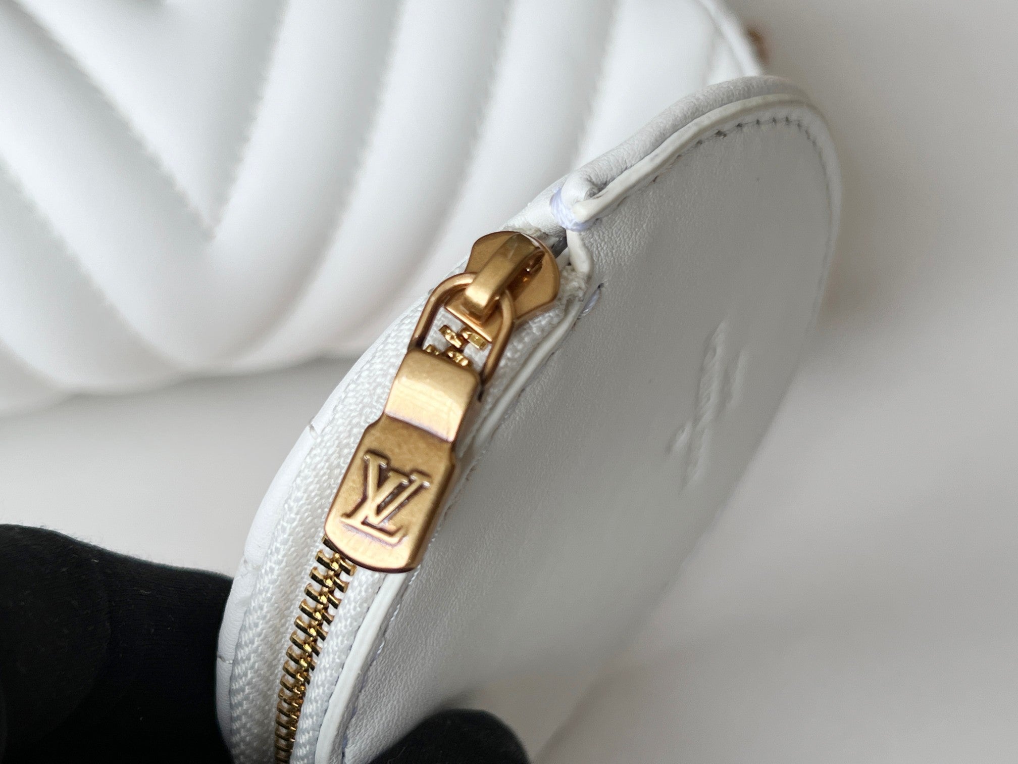 LV 25S WAVE MULTI POCHETTE 19 IN WHITE CALFSKIN GOLD HARDWARE