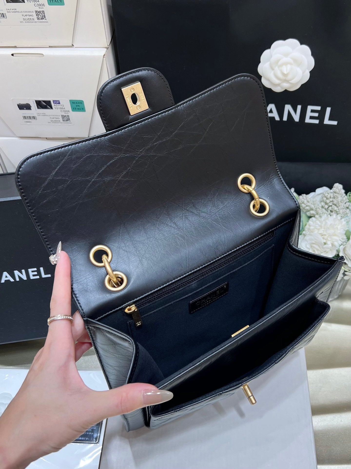 25S CHANEL MEDIUM FLAP BAG 25 IN BLACK CALFSKIN GOLD HARDWARE
